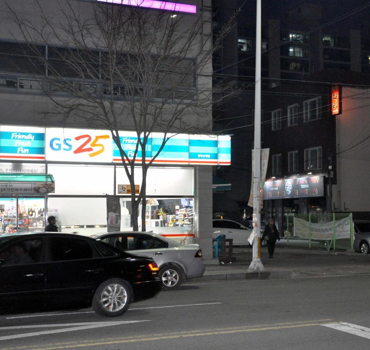 Gwangju Songjeong Station Guesthouse Gwangju Metropolitan City Exterior photo